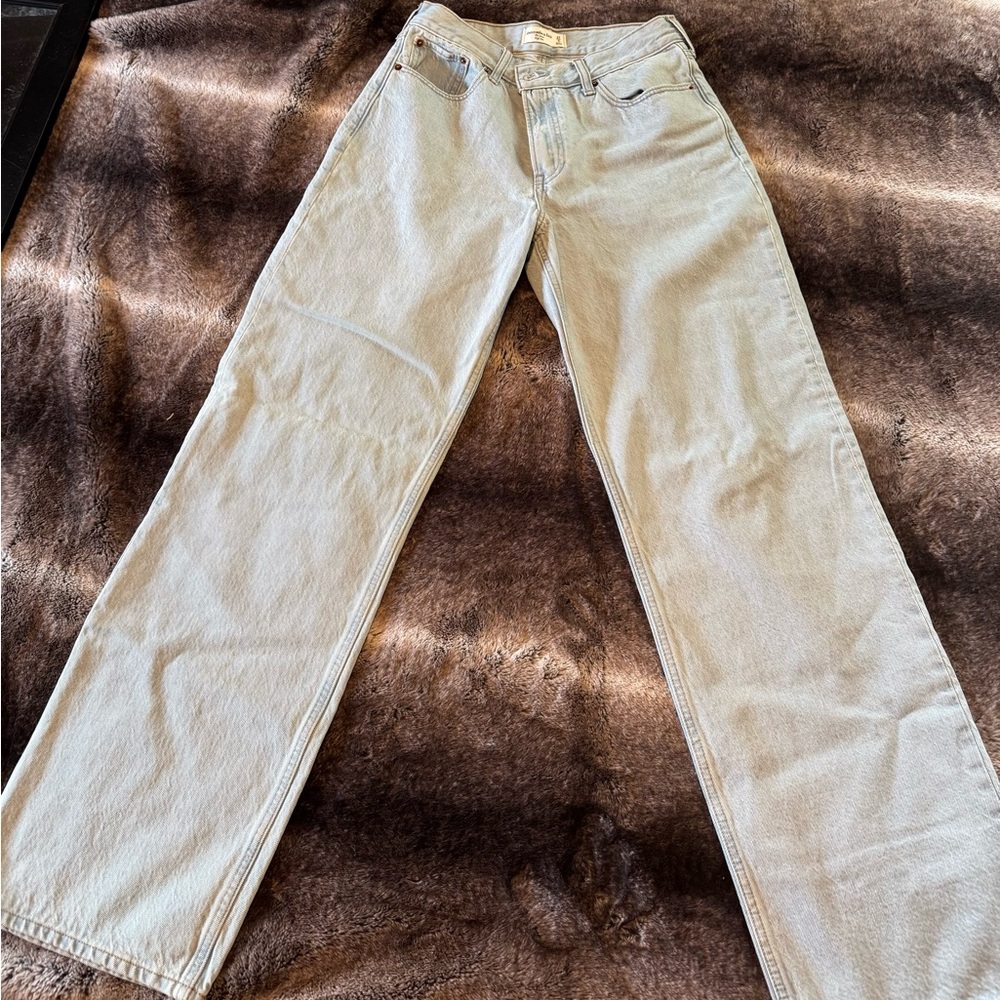 Women’s Abercrombie and Fitch light wash jeans 27Long
